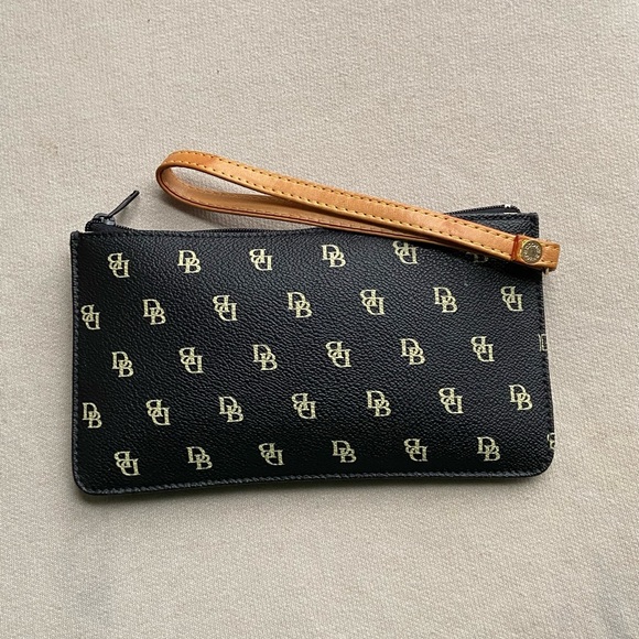Dooney & Bourke wristlet. - Picture 2 of 13